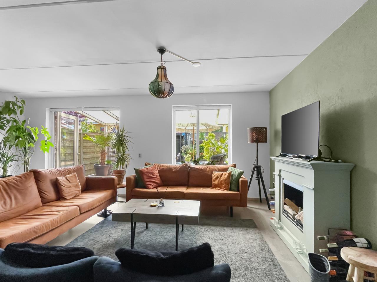 Furnished Townhouse with Park Views - Image 4