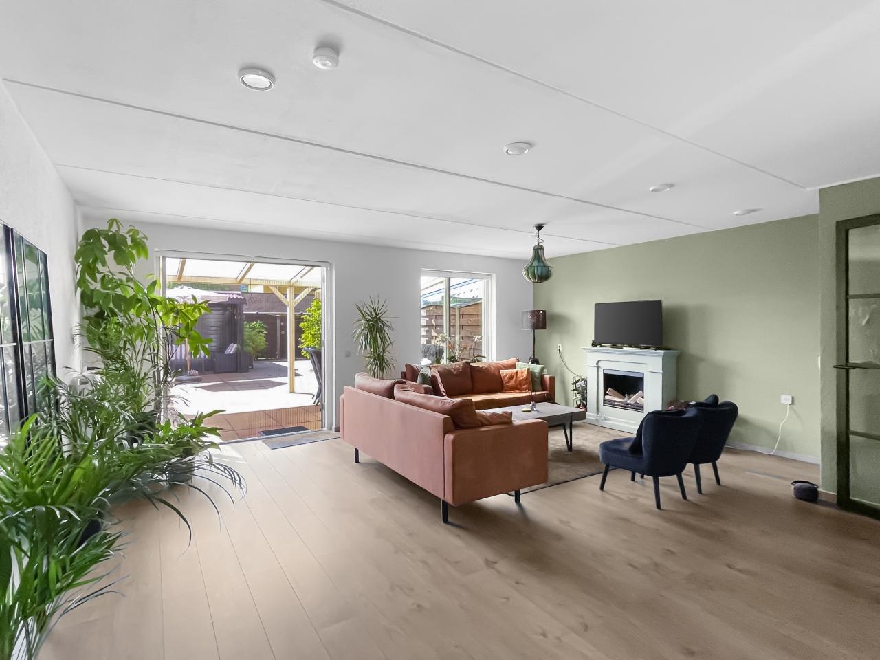 Furnished Townhouse with Park Views - Image 5