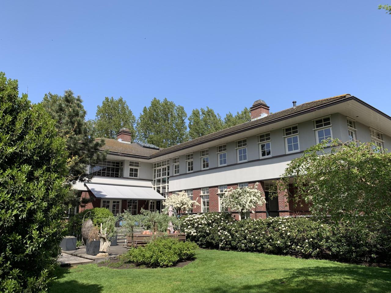 5-Bedroom Villa with Large Garden - Image 1