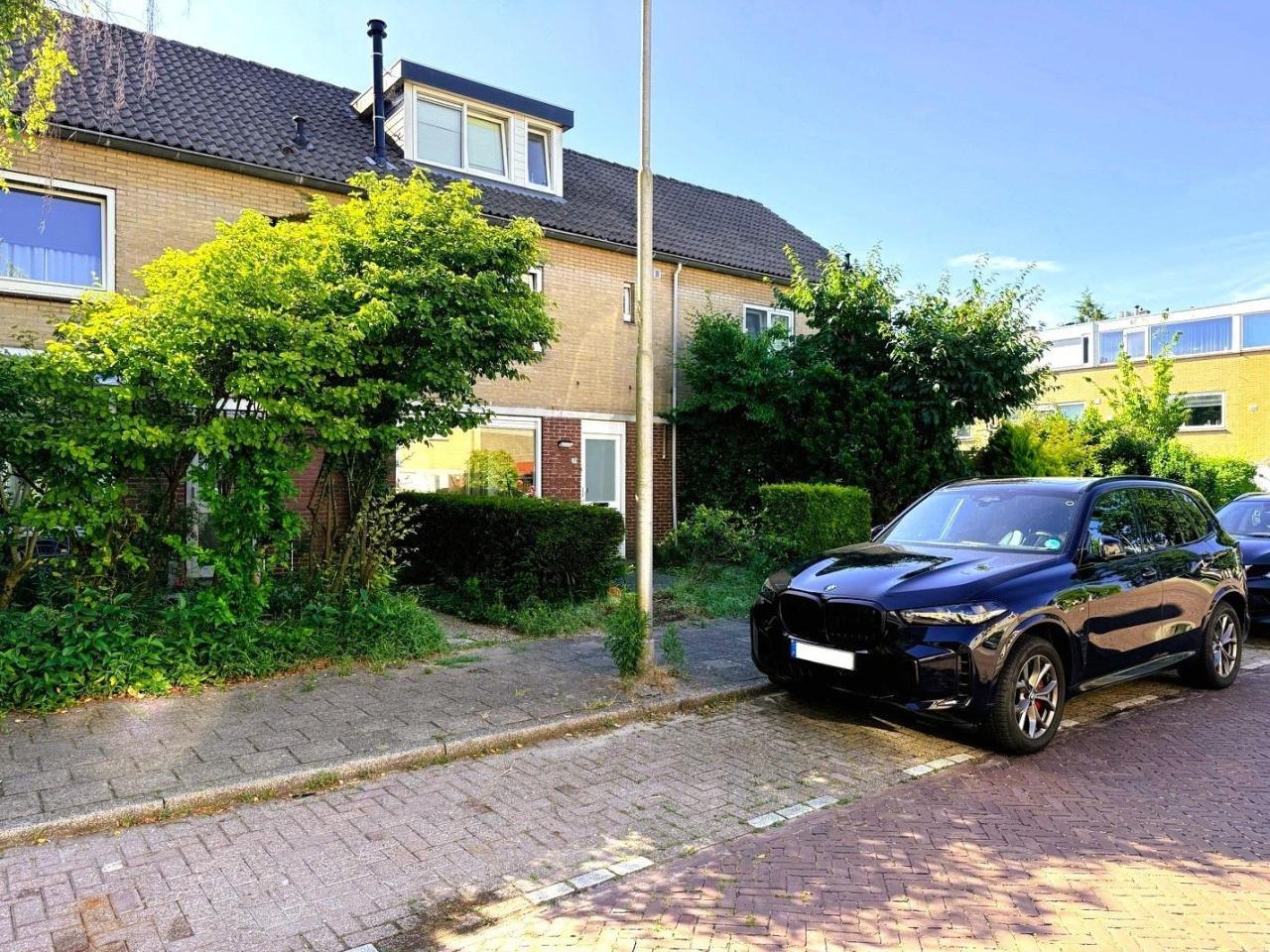 Ready-to-move-in family home with south-facing garden - Image 1