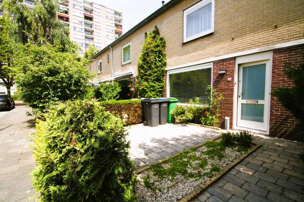 Ready-to-move-in family home with south-facing garden - Image 2