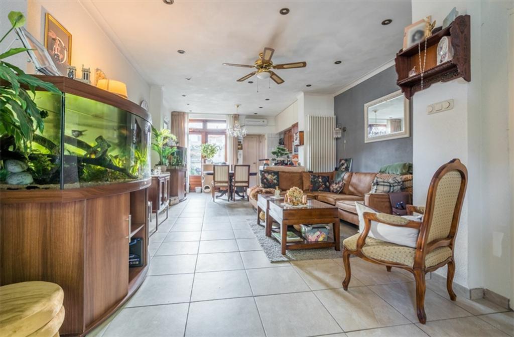 Spacious Family Home with Garden in Tilburg - Image 2