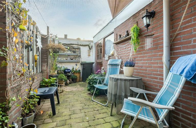 Spacious Family Home with Garden in Tilburg - Image 5