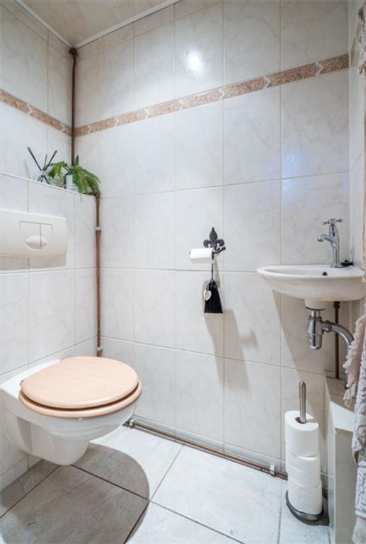 Spacious Family Home with Garden in Tilburg - Image 7