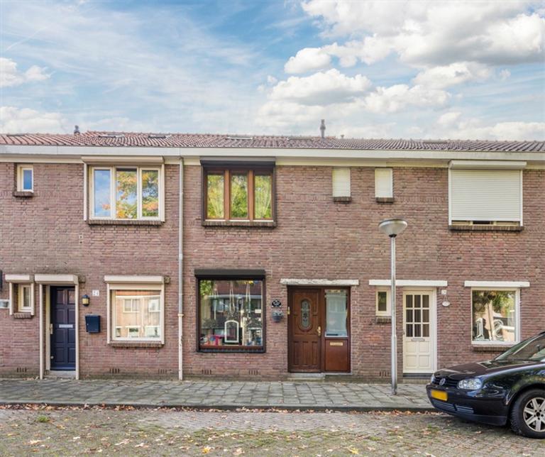 Spacious Family Home with Garden in Tilburg - Image 9