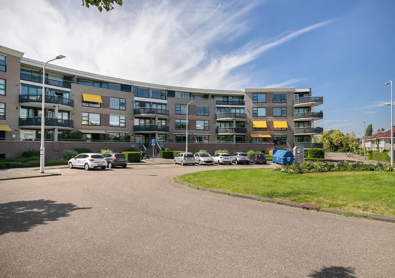 82 m² appartement met balkon bij station - Afbeelding 1