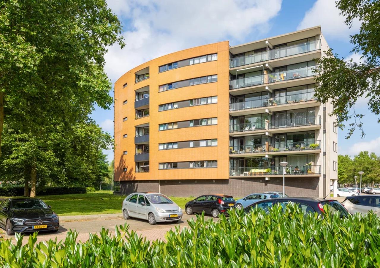 91 m² Apartment with South-Facing Balcony - Image 1