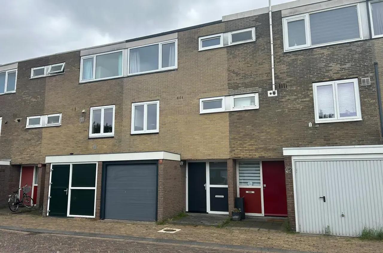 4-slaapkamer woning met garage en tuin - Afbeelding 1