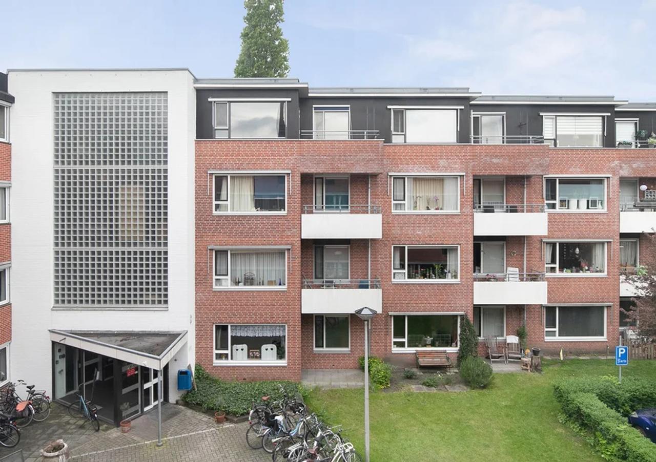 1-Bedroom Apartment with Balcony in Oud-Assendorp - Image 1