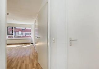 1-Bedroom Apartment with Balcony in Oud-Assendorp - Image 2