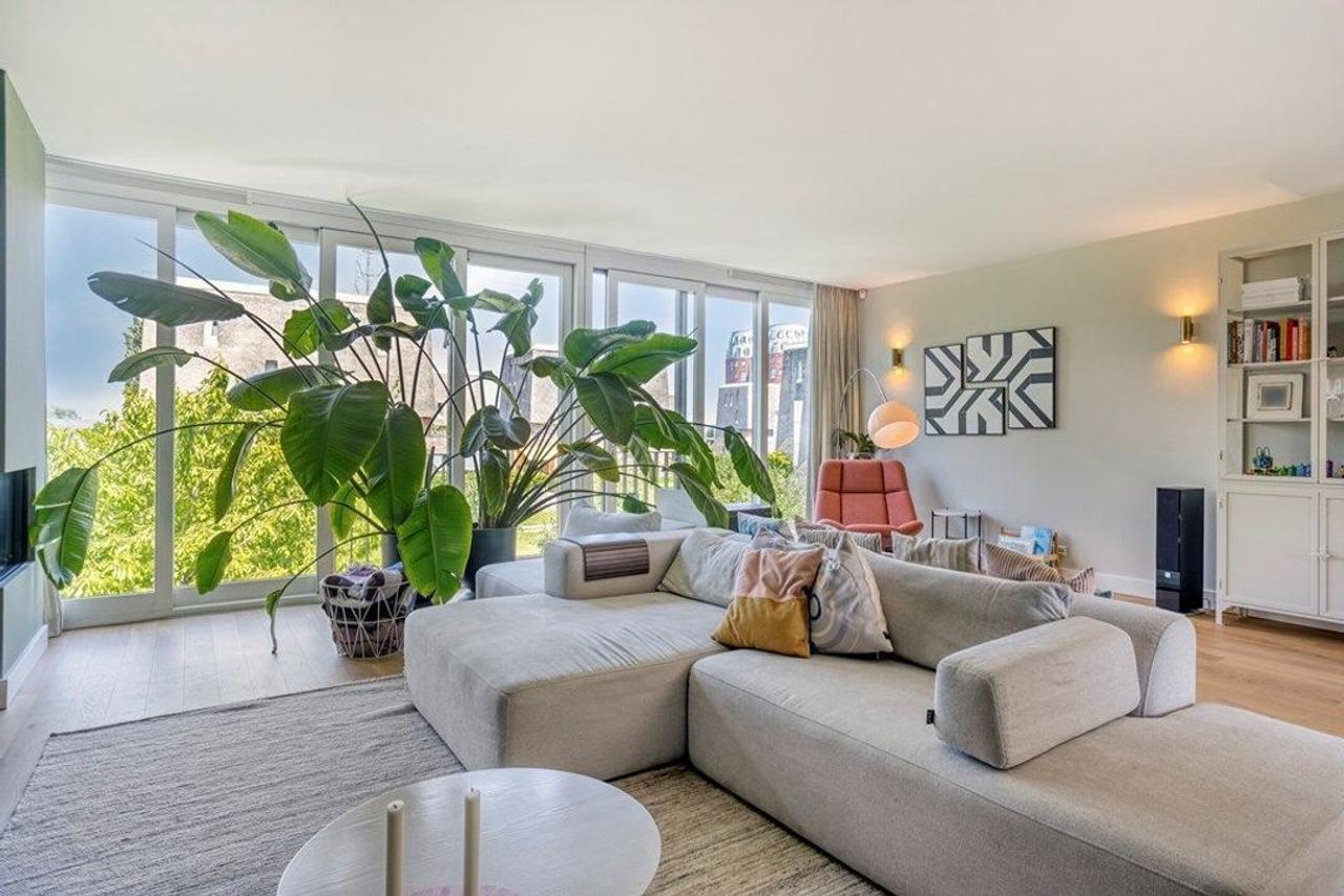 Furnished 4-Bedroom Home with Terrace - Image 1