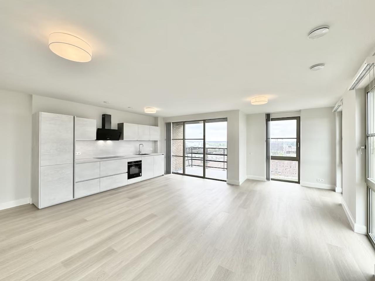 Top Floor Apartment with Large Balcony - Image 1