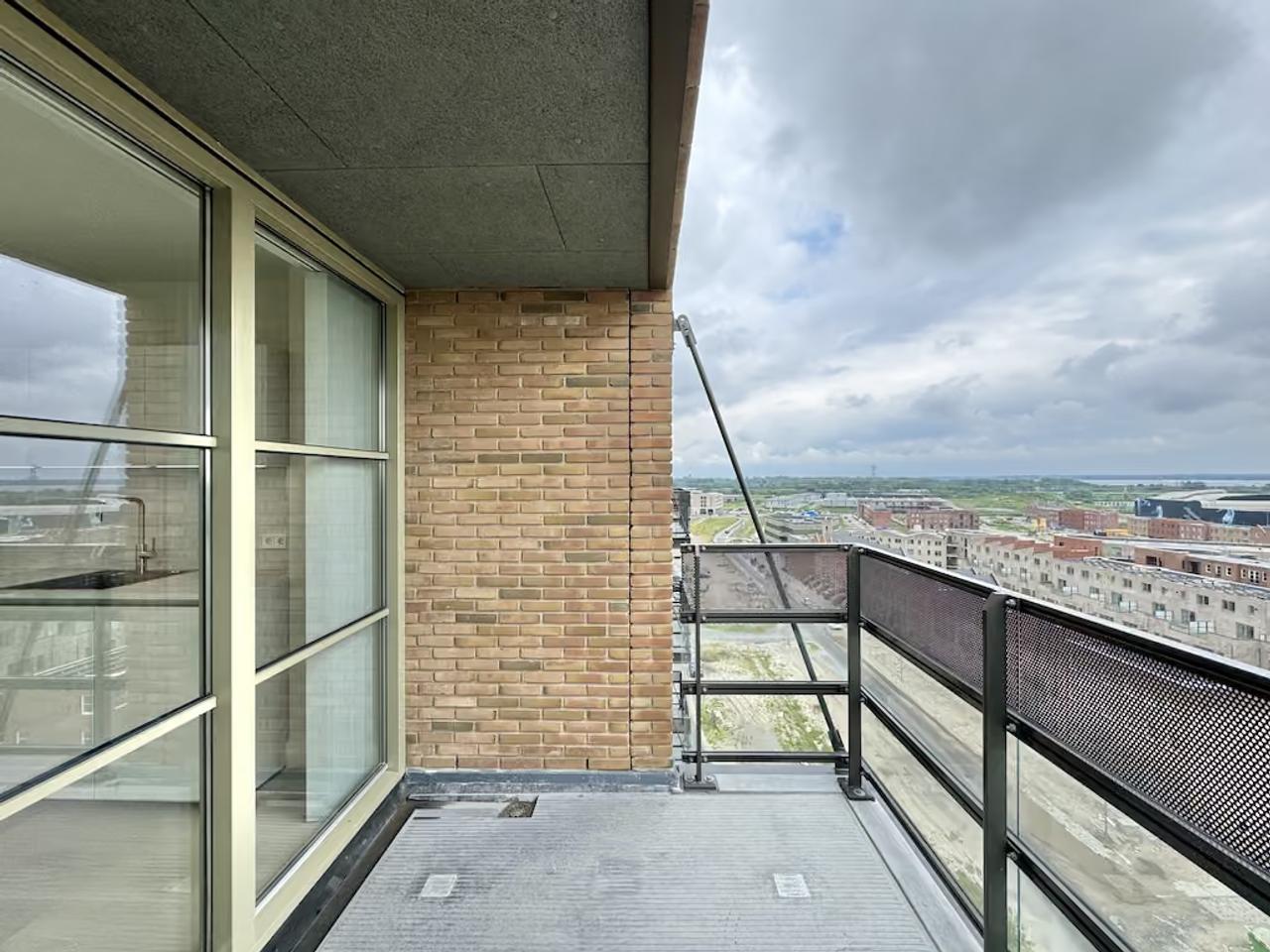 Top Floor Apartment with Large Balcony - Image 2