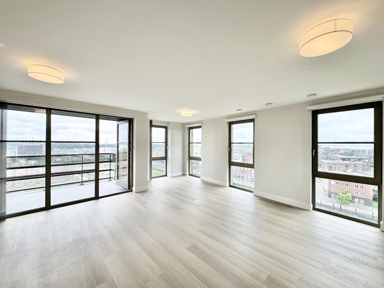 Top Floor Apartment with Large Balcony - Image 3