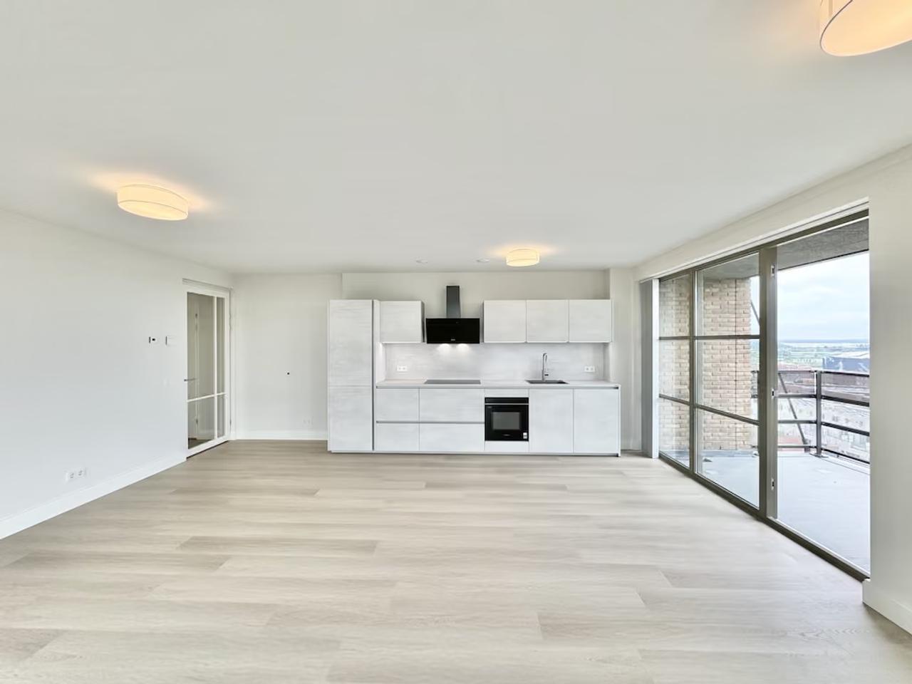 Top Floor Apartment with Large Balcony - Image 4