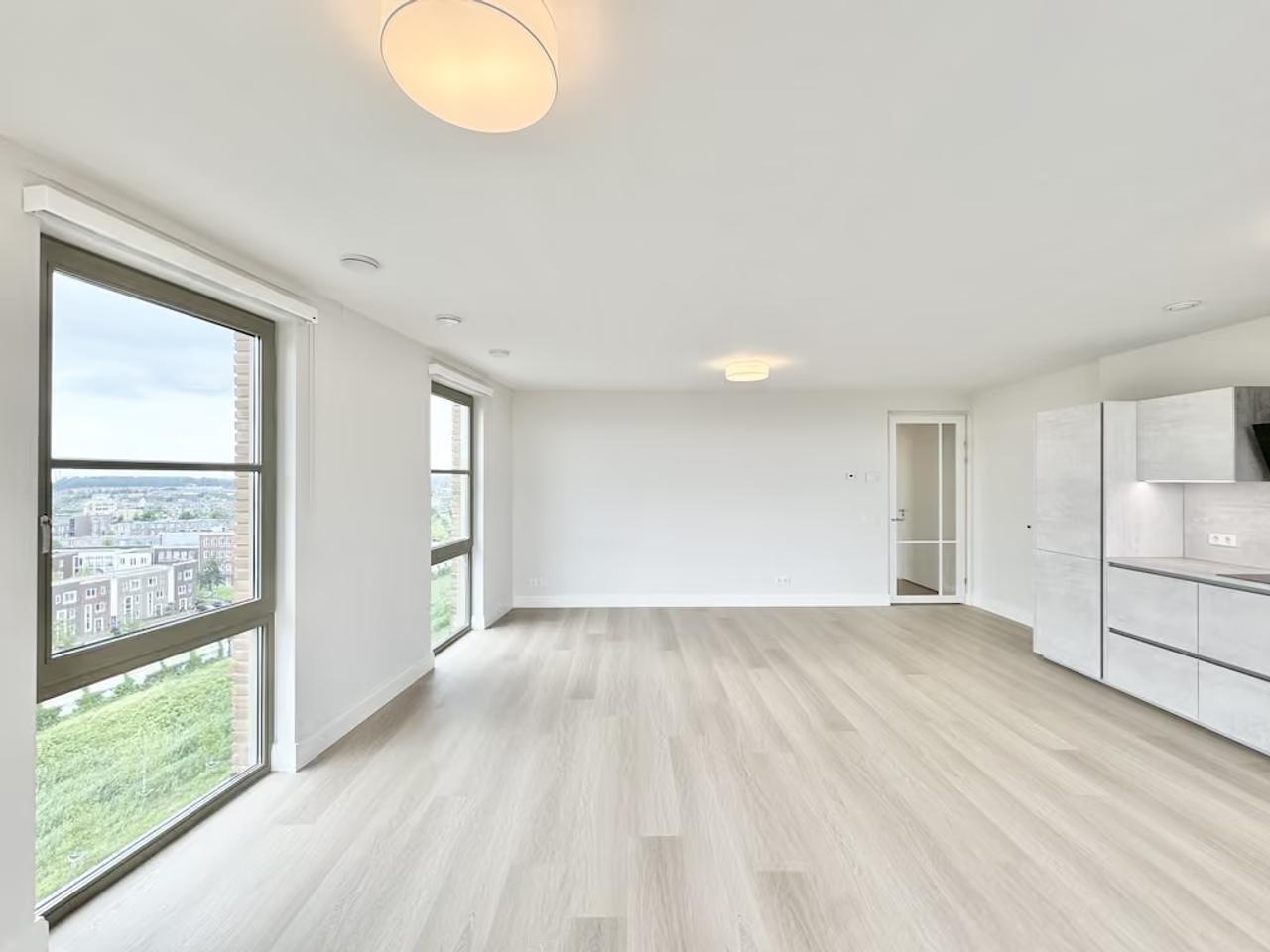 Top Floor Apartment with Large Balcony - Image 5