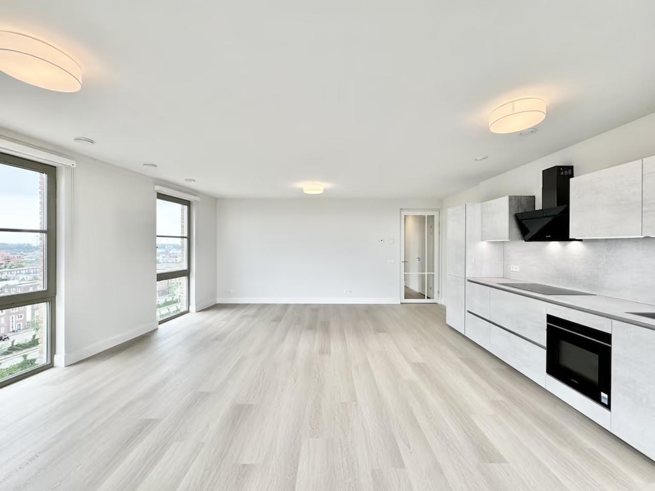 Top Floor Apartment with Large Balcony - Image 6