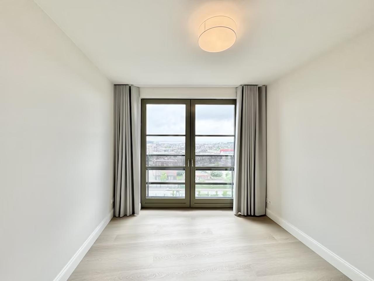 Top Floor Apartment with Large Balcony - Image 7