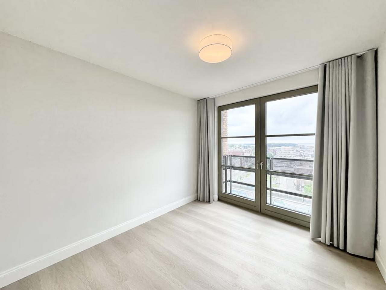 Top Floor Apartment with Large Balcony - Image 8