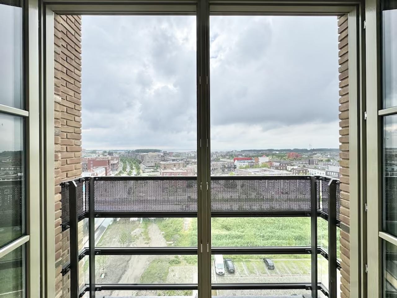 Top Floor Apartment with Large Balcony - Image 9