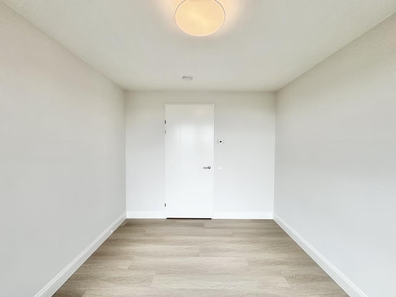 Top Floor Apartment with Large Balcony - Image 10