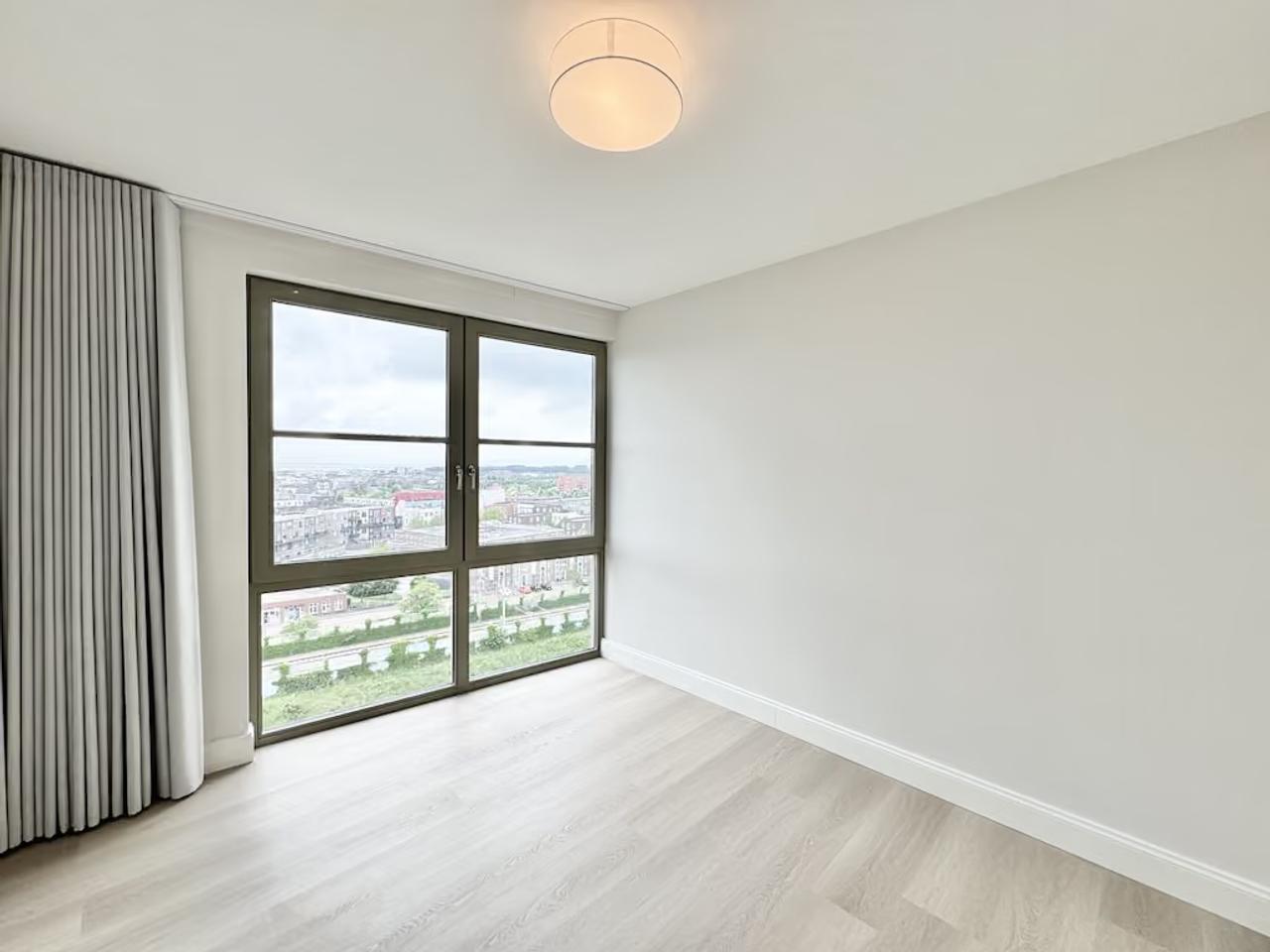 Top Floor Apartment with Large Balcony - Image 11