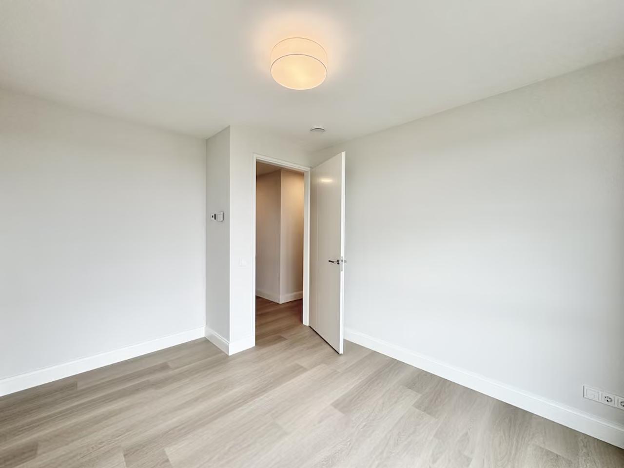 Top Floor Apartment with Large Balcony - Image 12
