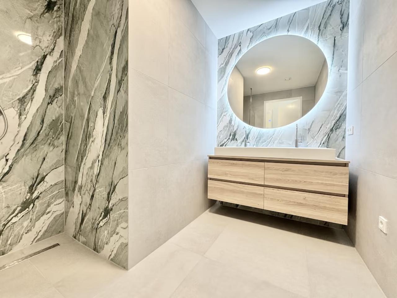 Top Floor Apartment with Large Balcony - Image 13