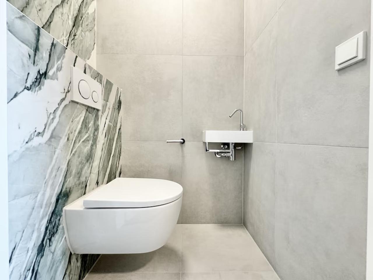 Top Floor Apartment with Large Balcony - Image 15