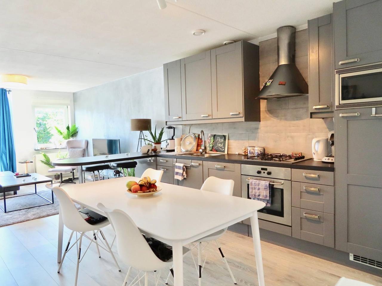 Gemeubileerd 3-kamerappartement met balkon - Afbeelding 1