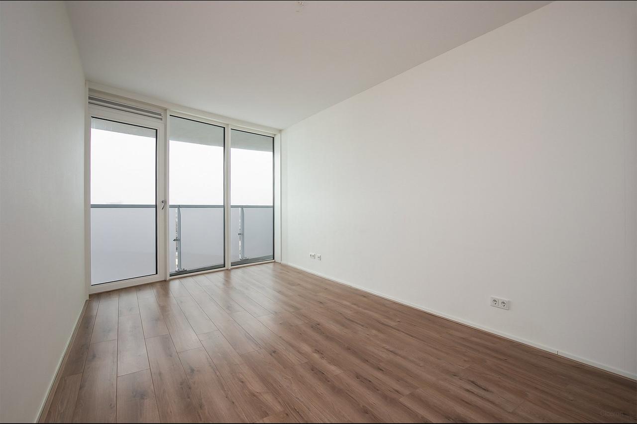 Three-room apartment with wide balcony - Image 8