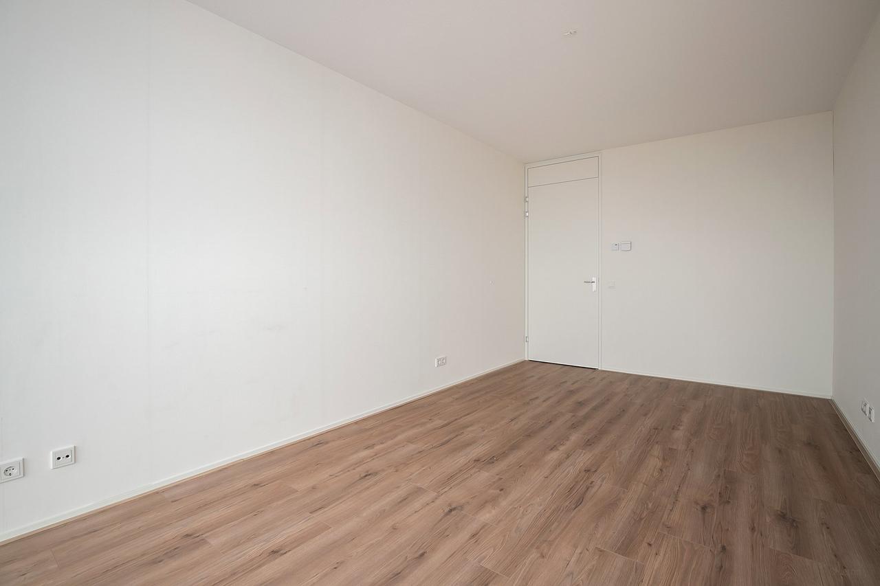 Three-room apartment with wide balcony - Image 9