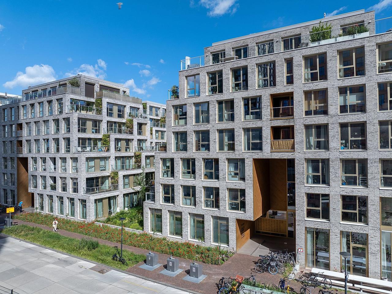 3-kamerappartement met zonnig balkon aan het IJ - Afbeelding 1