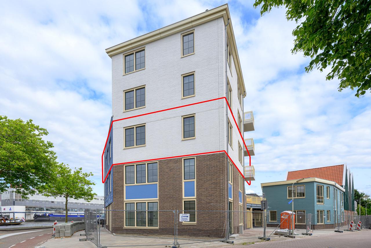 Bright three-room apartment with balcony - Image 1