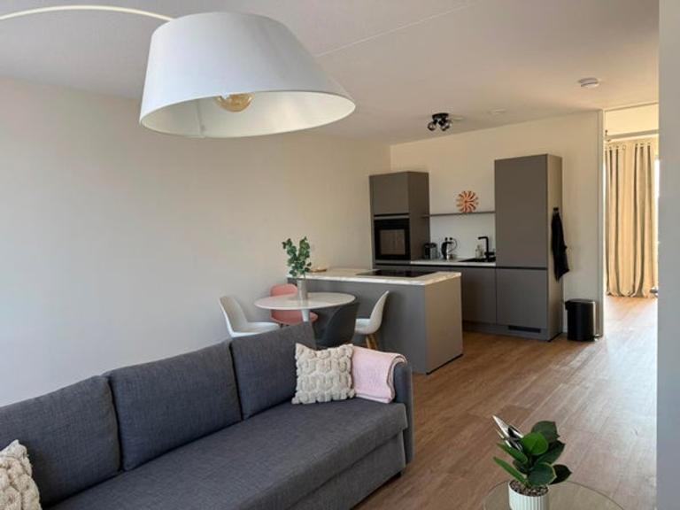 Gemeubileerd appartement met balkon en carport - Afbeelding 2