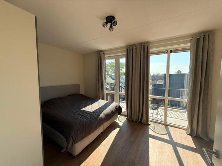 Gemeubileerd appartement met balkon en carport - Afbeelding 3