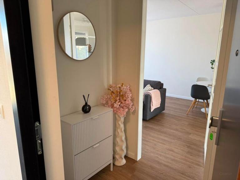 Gemeubileerd appartement met balkon en carport - Afbeelding 4