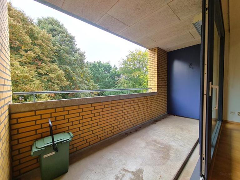 Apartment with balcony and 2 parking spaces - Image 3