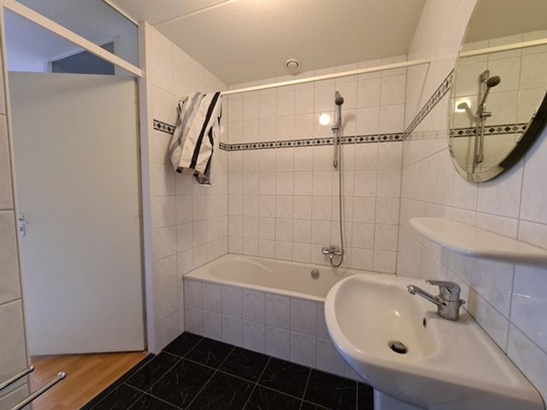 Apartment with balcony and 2 parking spaces - Image 7
