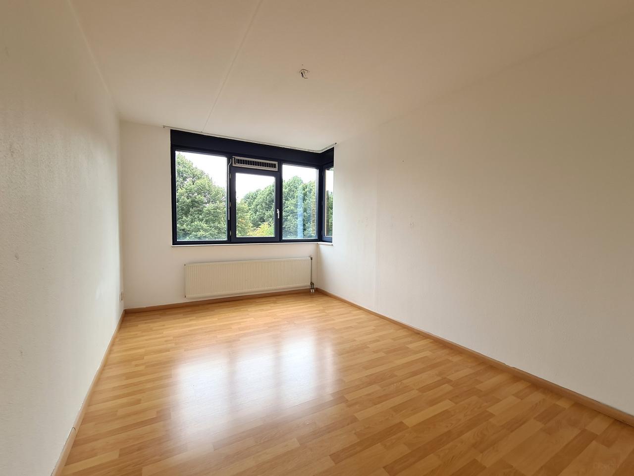 Apartment with balcony and 2 parking spaces - Image 8