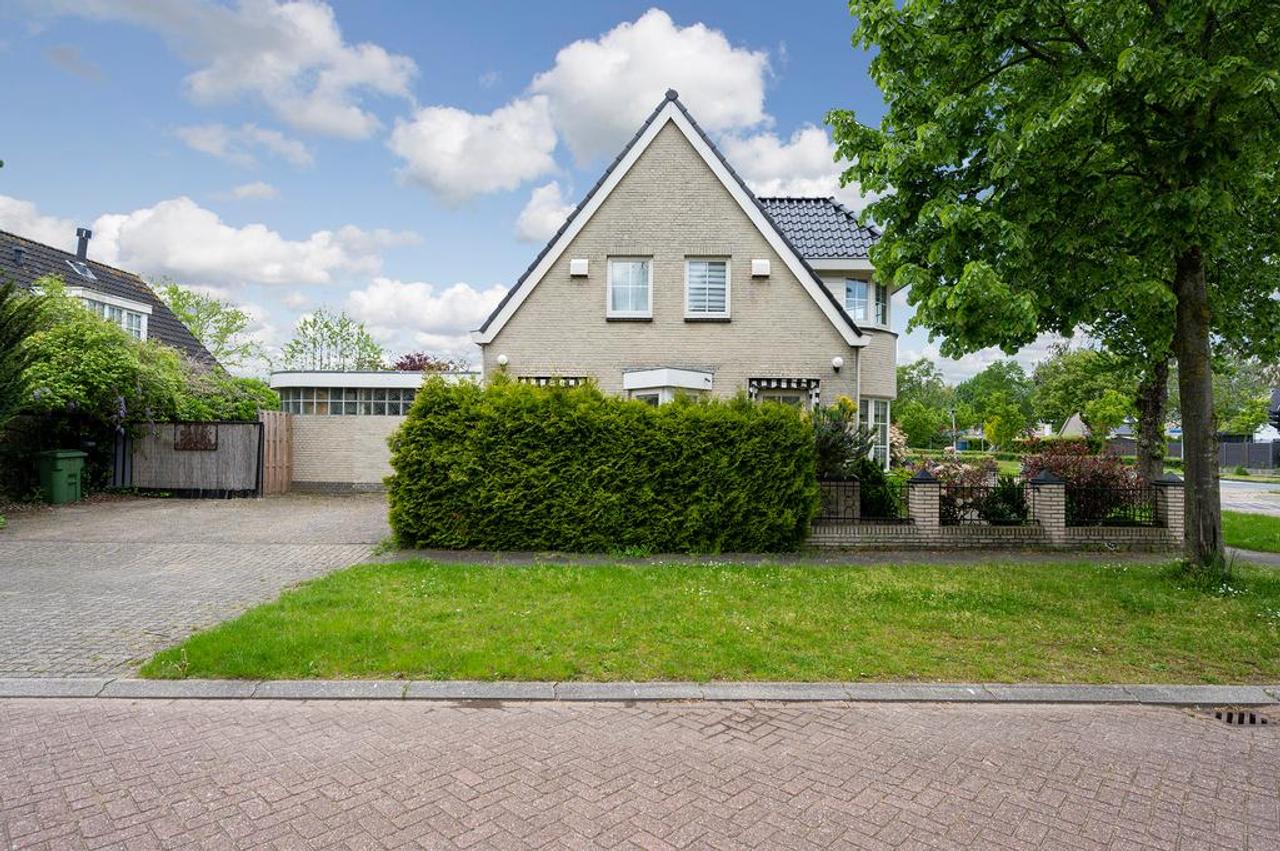 Detached Waterfront Villa in Filmwijk - Image 3