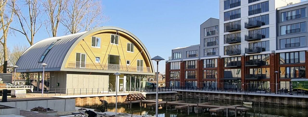 Waterfront living near the city center - Image 1