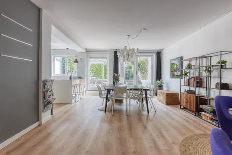 300 m² Terraced House with 5 Bedrooms - Image 3
