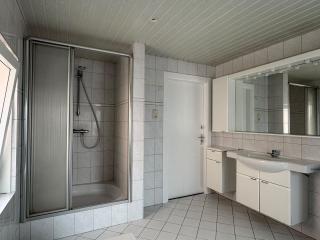 176 m² Living Space with 4 Bedrooms - Image 17