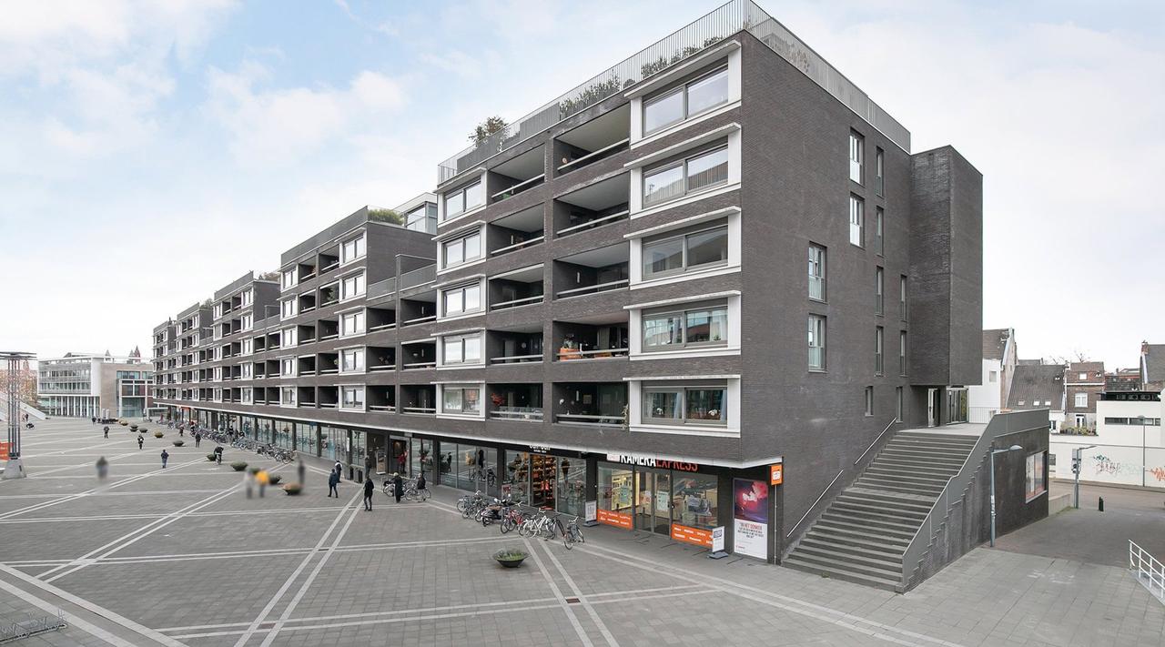 4-bedroom apartment with balcony - Image 3