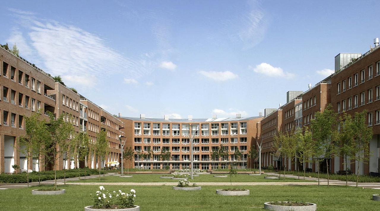 4-bedroom apartment with balcony - Image 4