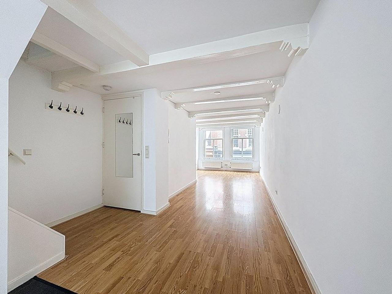 Living on Kleine Houtstraat with Terrace - Image 3