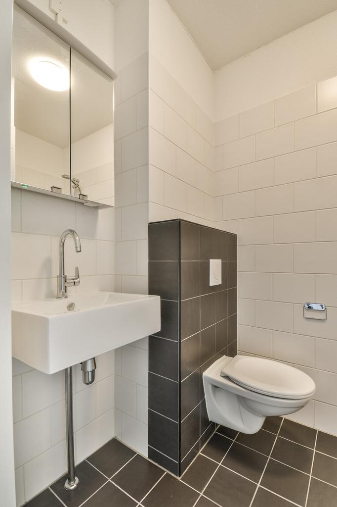 Studio with Elevator in Laakhaven-West - Image 3