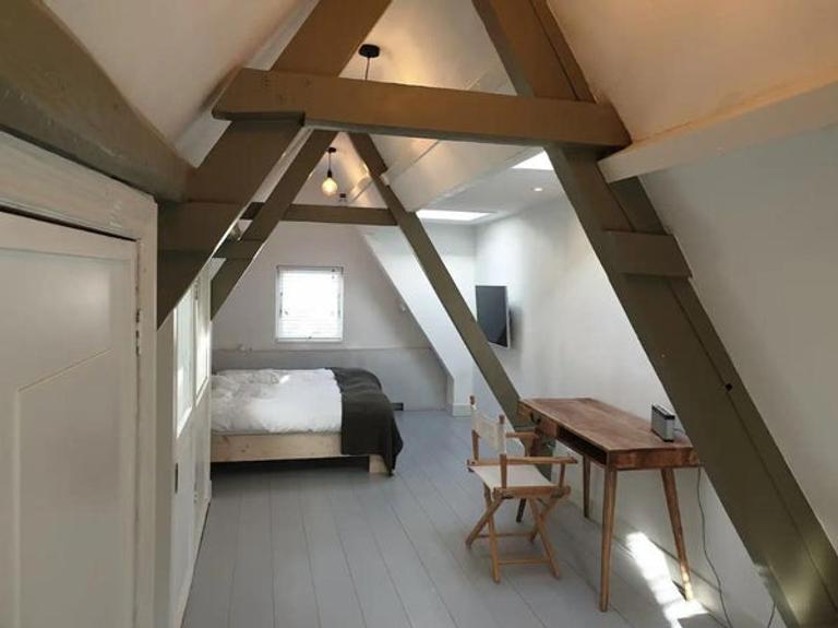 Furnished Canal House with 2 Bathrooms - Image 13