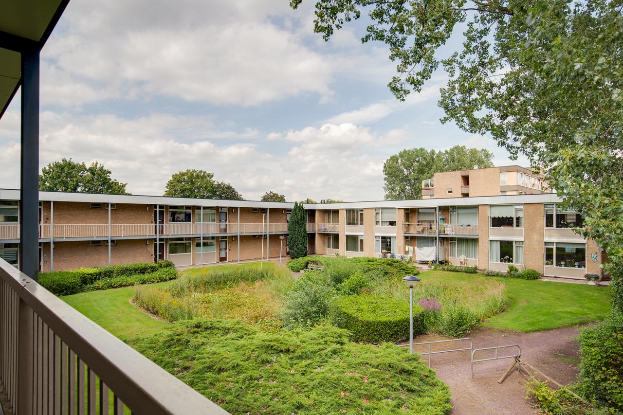 Ground floor 1-bedroom apartment with terrace - Image 1